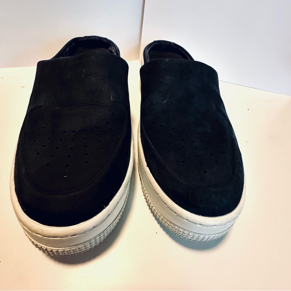 Nike Black and White Sneakers for Everyday Comfort